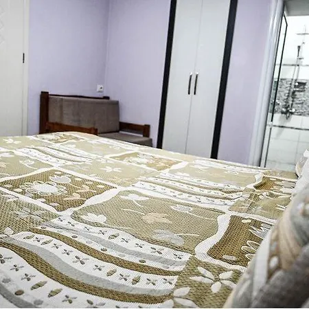 Leo Lux Bed & Breakfast Korce