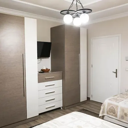 Leo Lux Couette-café Korce